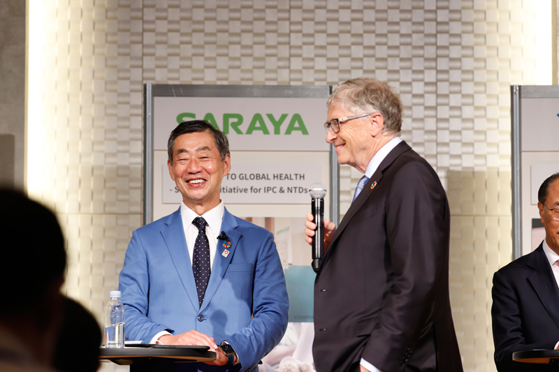 Yusuke Saraya and Bill Gates during the Global Health Action Japan 