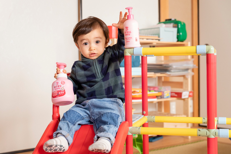 Toma posing with some arau.baby products.